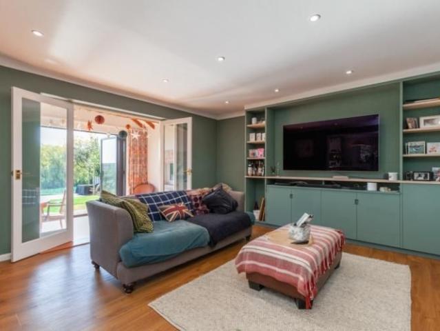 4 bedroom detached bungalow to rent