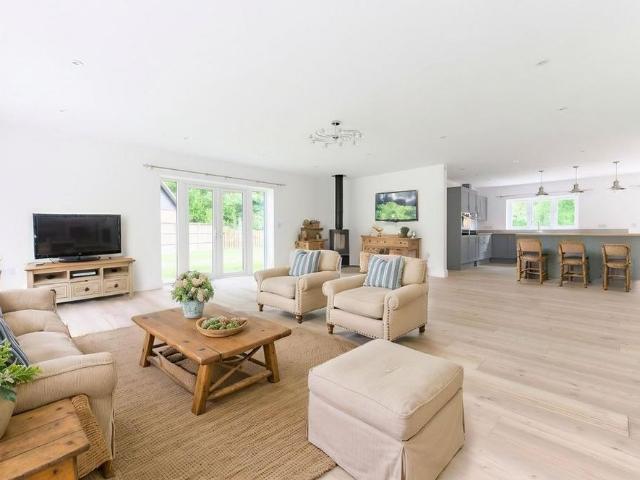 4 bedroom detached bungalow to rent