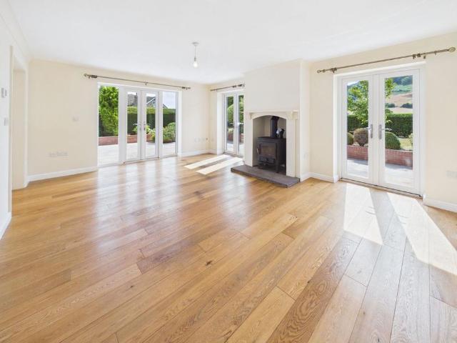 4 bedroom detached bungalow to rent