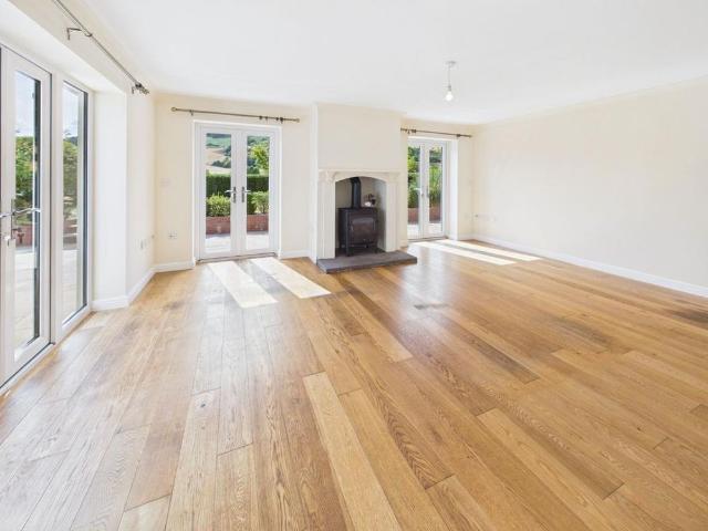 4 bedroom detached bungalow to rent