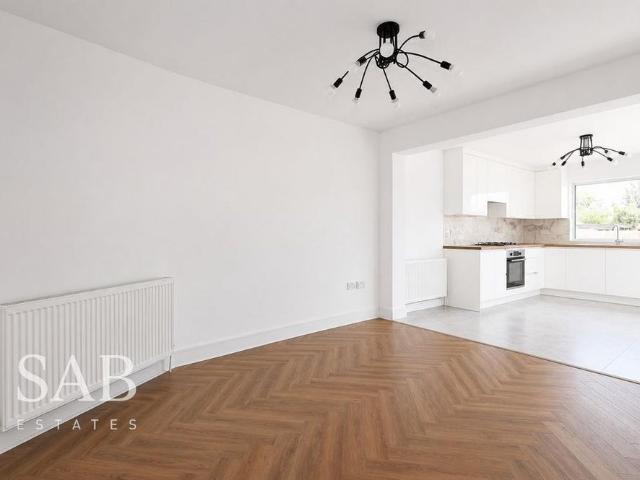4 bedroom detached bungalow to rent