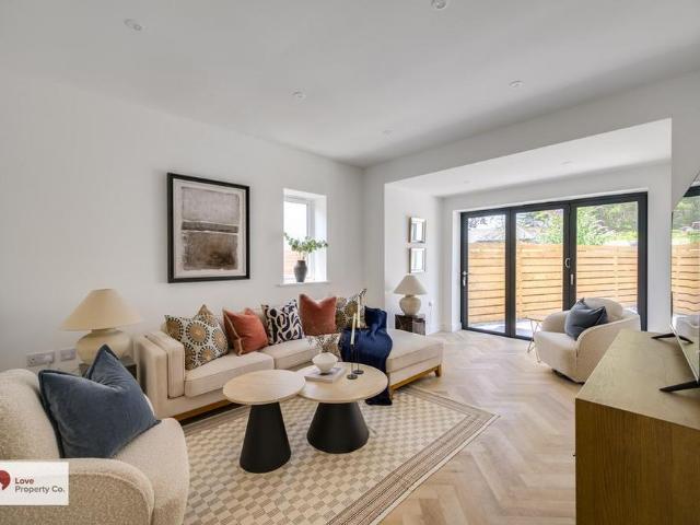 4 bedroom detached bungalow to rent