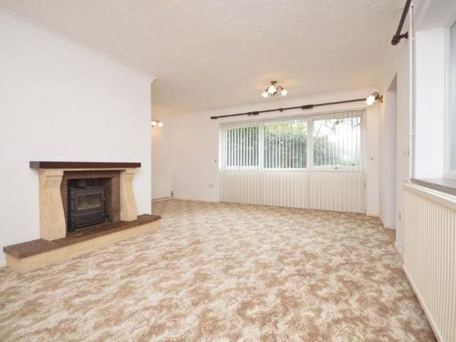 4 bedroom detached bungalow to rent