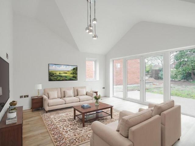4 bedroom detached bungalow to rent
