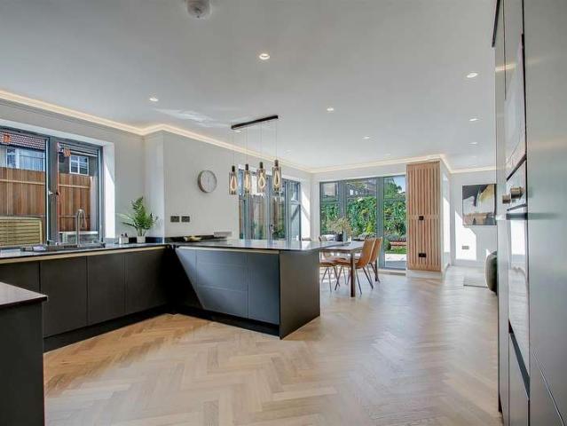 4 Bedroom Detached House