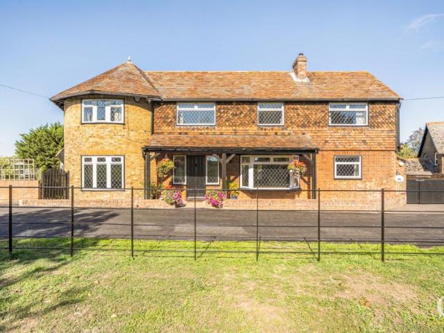 4 Bedroom detached house,garage to rent
