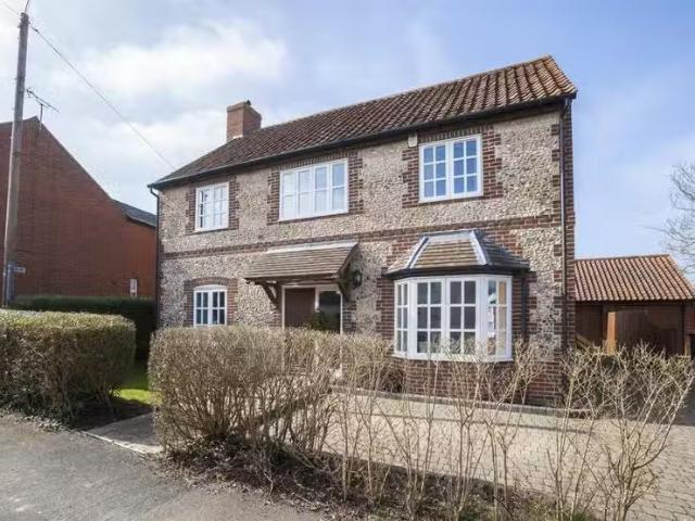 4 bedroom detached house for rent in 60 High Street, Stetchwor.