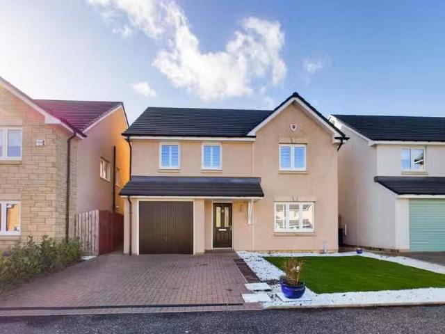 4 bedroom detached house for rent in Cadwell Gardens, Gorebrid.