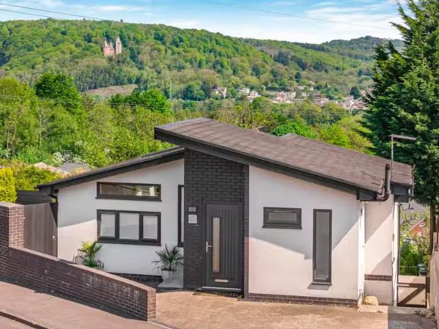 4 bedroom detached house for rent in Cae'r Graig, Radyr, Cardi.