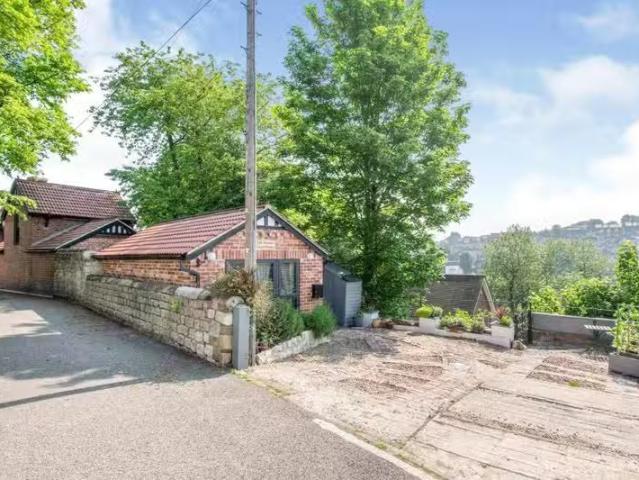 4 bedroom detached house for rent in Castle Avenue, Conisbroug.