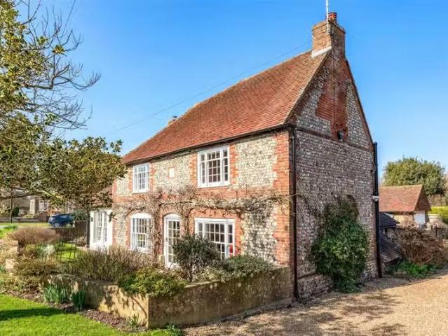 4 bedroom detached house for rent in Church Lane, Ferring, Wor.