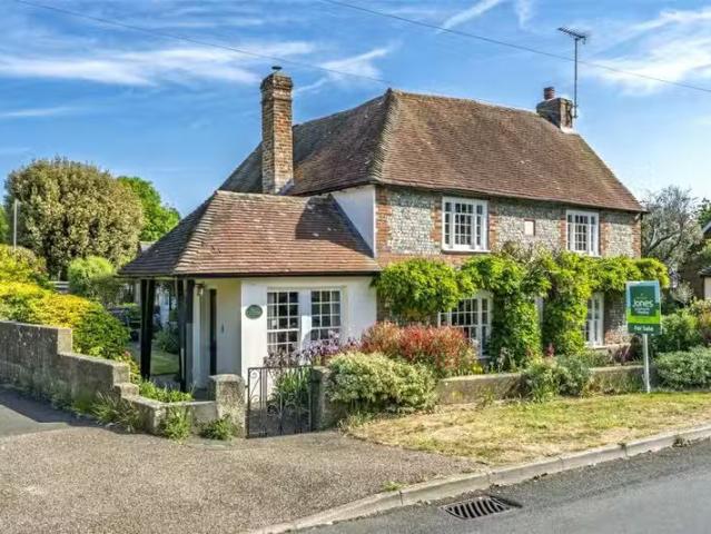 4 bedroom detached house for rent in Church Lane, Ferring, Wor.