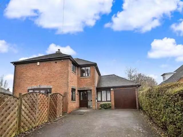 4 bedroom detached house for rent in Cloister Crofts, Leamingt.
