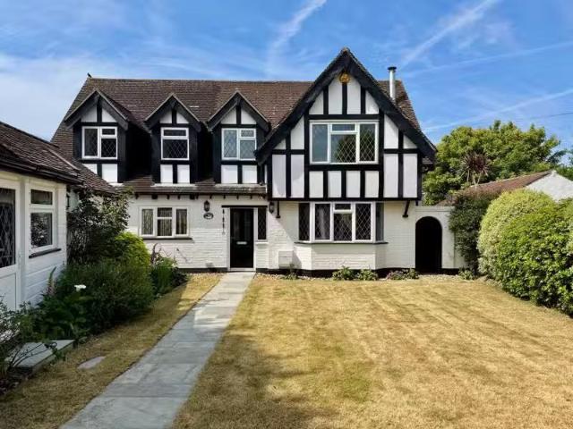 4 bedroom detached house for rent in Ansisters Road, Ferring.
