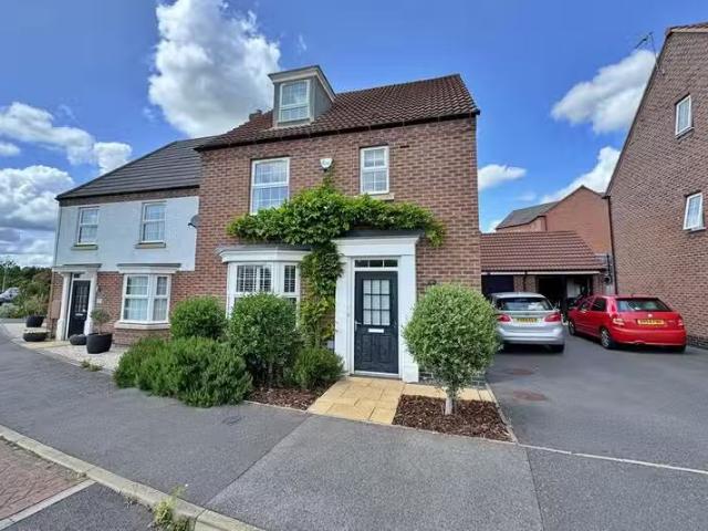 4 bedroom detached house for rent in Betony Road, Coton Park.