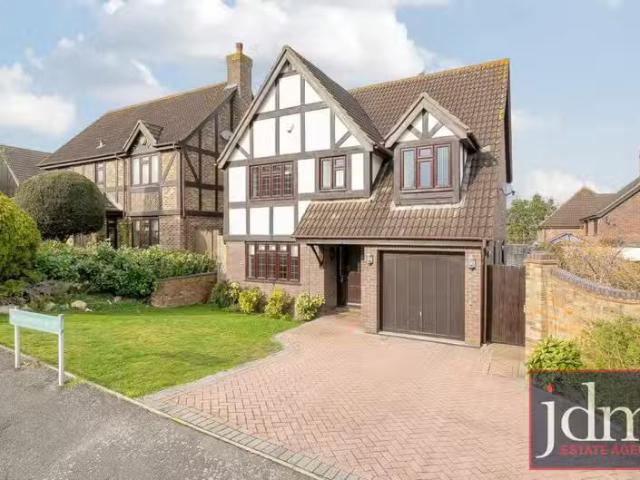 4 bedroom detached house for rent in Beechwood Rise, Chislehur.