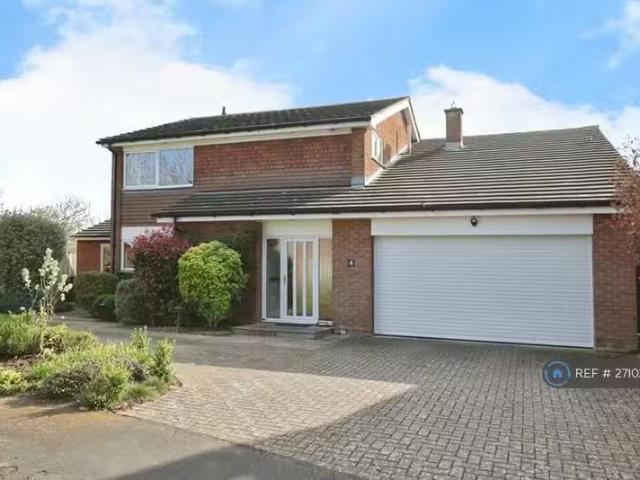 4 bedroom detached house for rent in Beech Drive, Rugby, CV23