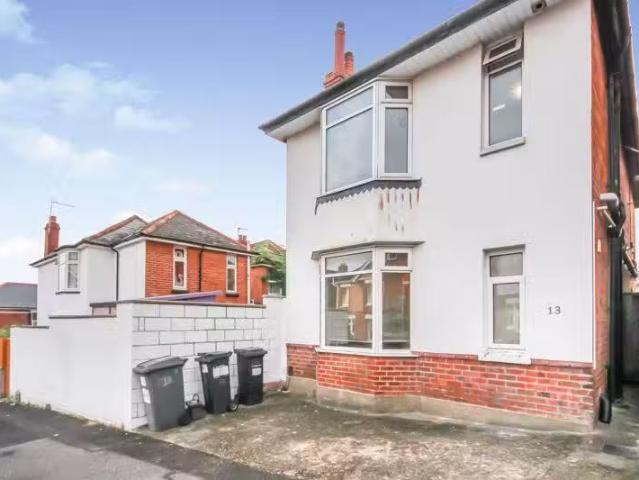 4 bedroom detached house for rent in Frampton Road, Bournemout.