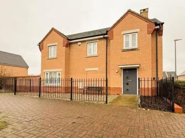 4 bedroom detached house for rent in Kensington Road, Colchest.