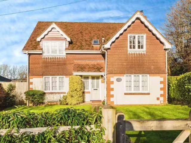 4 bedroom detached house for rent in Houghton Bridge, Amberley.