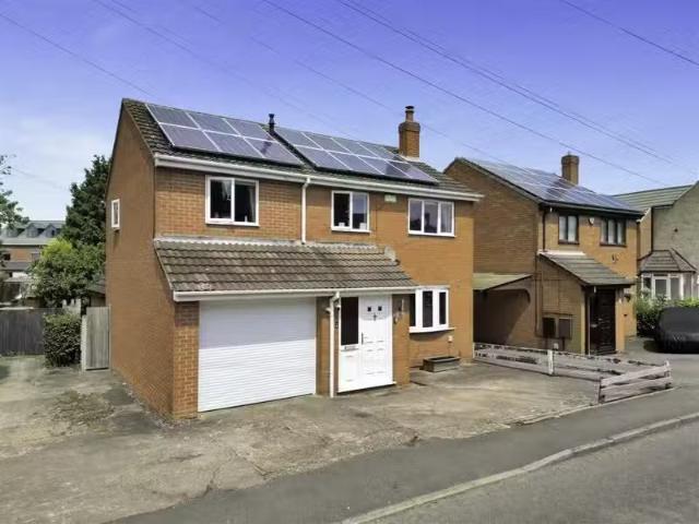 4 bedroom detached house for rent in Hall Street, Swadlincote.