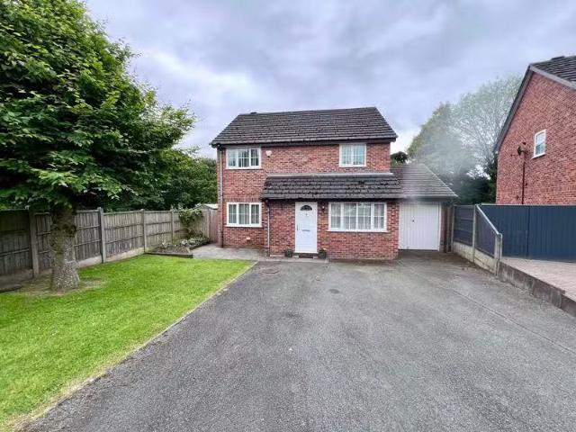 4 bedroom detached house for rent in Hertford Close, Lower Hea.