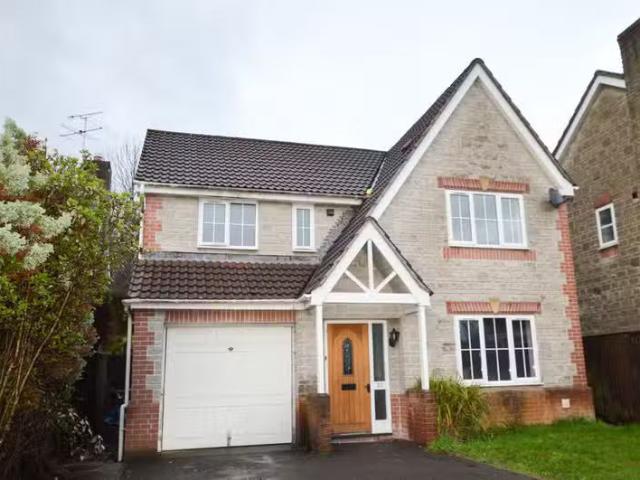4 bedroom detached house for rent in Hippisley Drive, Axbridge.