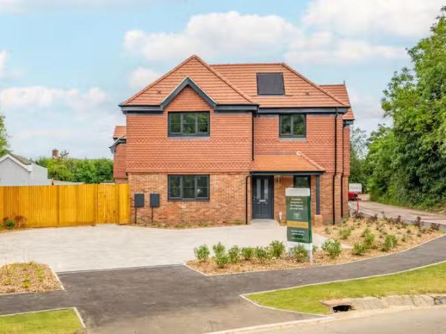 4 bedroom detached house for rent in Oaklands Lane, Smallford.
