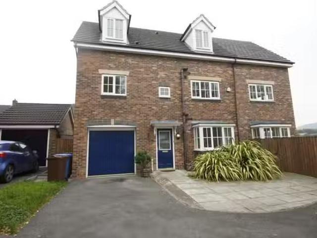 4 bedroom detached house for rent in Owsten Court, Horwich, Bo.