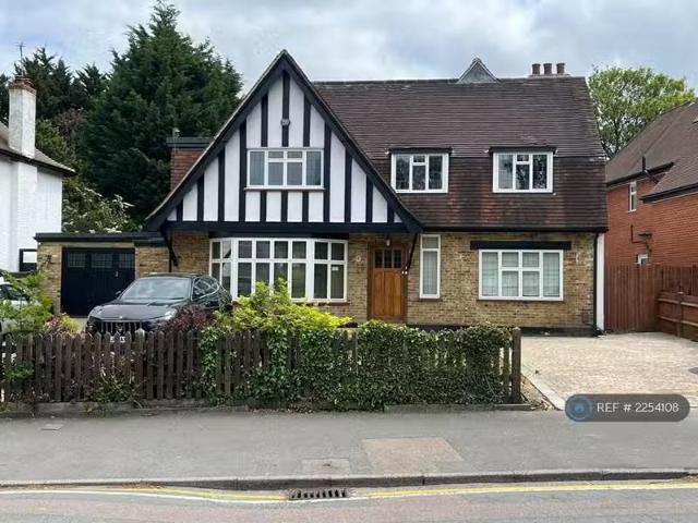 4 bedroom detached house for rent in Lovibonds Avenue, Kent, BR6