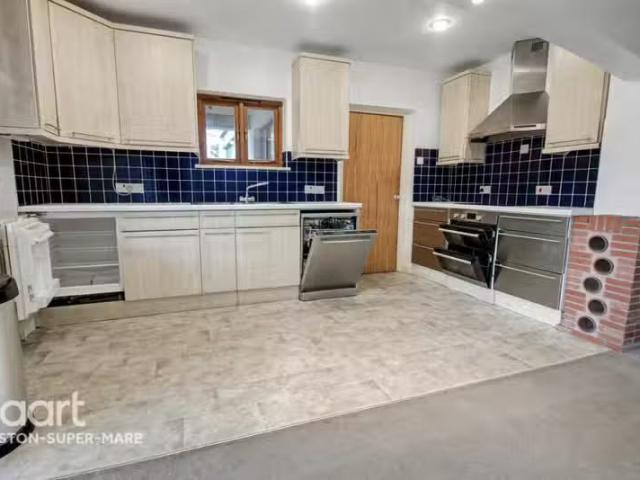4 bedroom detached house for rent in Lippiatt Lane, Winscombe.