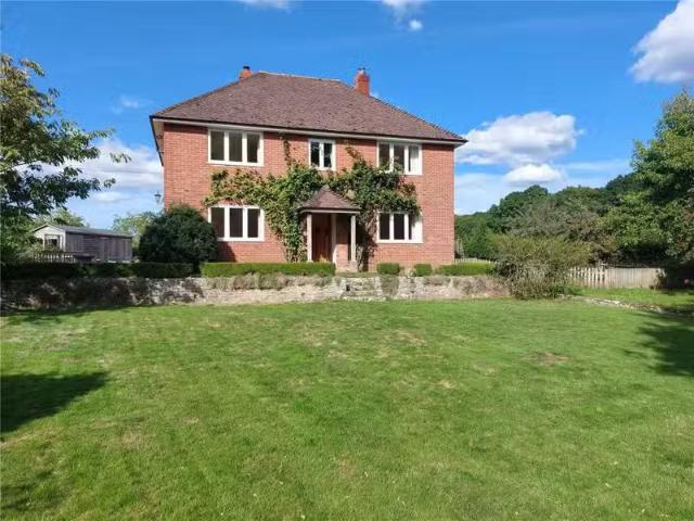 4 bedroom detached house for rent in Station Road, Verwood, Do.