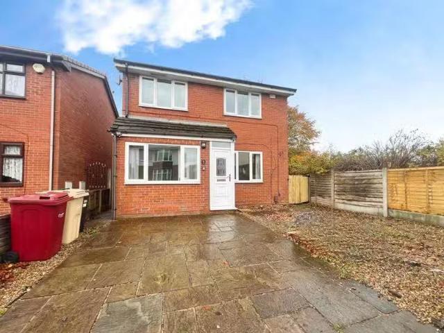 4 bedroom detached house for rent in Roscow Avenue, Breightmet.