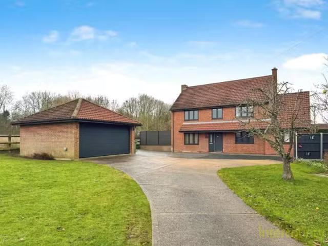 4 bedroom detached house for rent in Woolnough Close, Steeple.