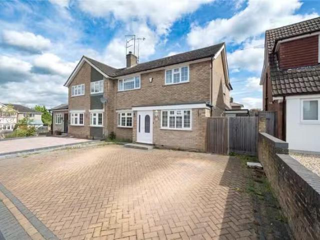 4 bedroom detached house for rent in The Meads, Bricket Wood.