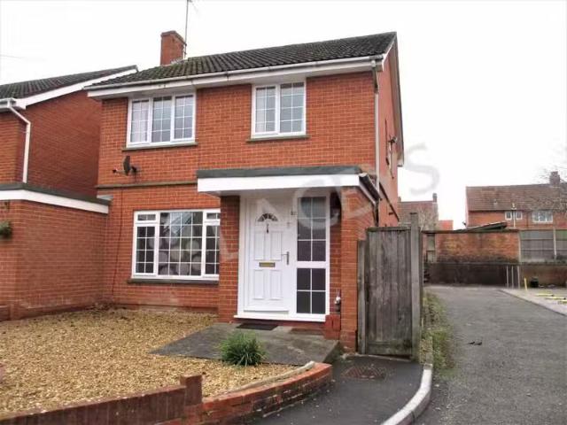 4 bedroom detached house for rent in The Avenue, Yeovil, Somer.