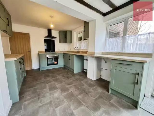 4 bedroom detached house for rent in Trafalgar Avenue, Grimsby.
