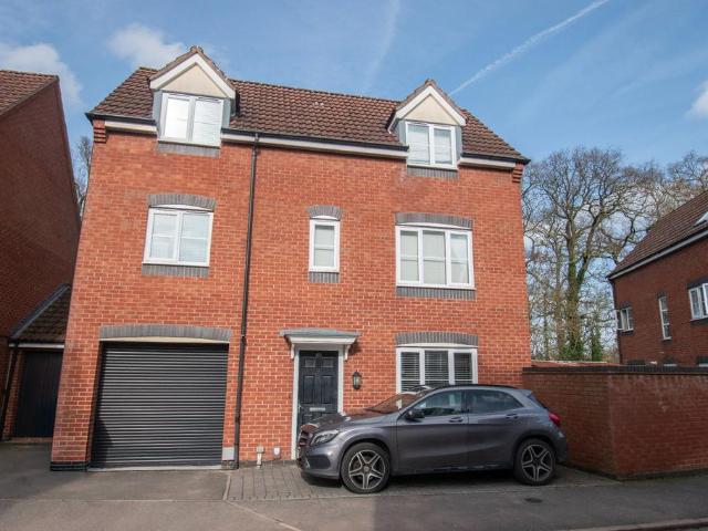4 bedroom detached house for sale