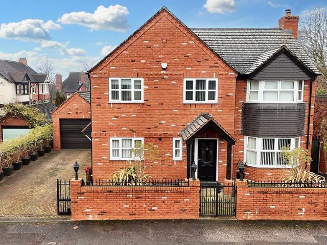 4 bedroom detached house for sale