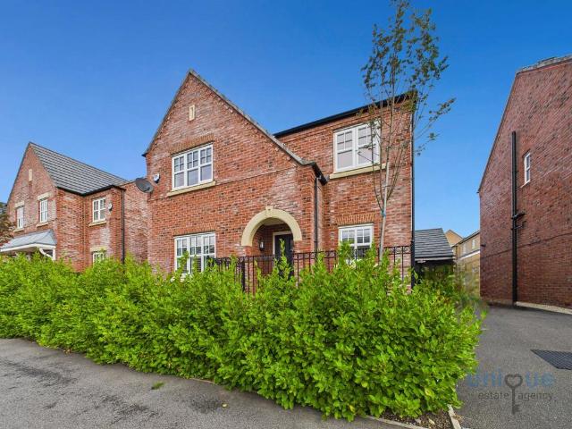 4 bedroom detached house for sale
