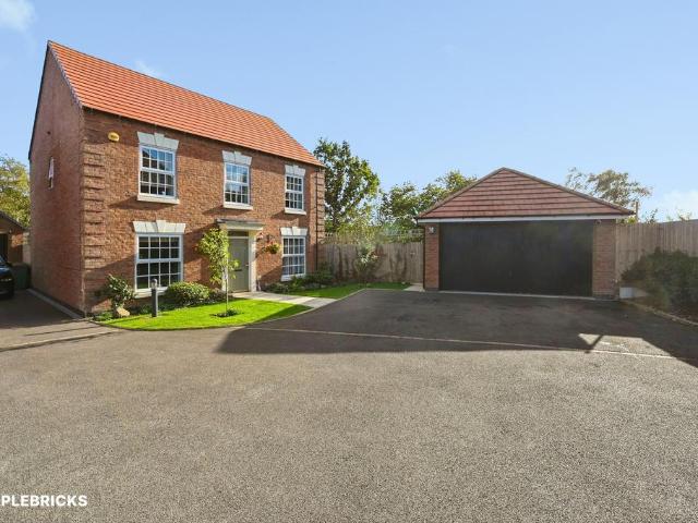4 bedroom detached house for sale