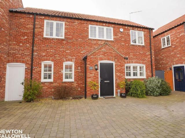 4 bedroom link detached house for sale