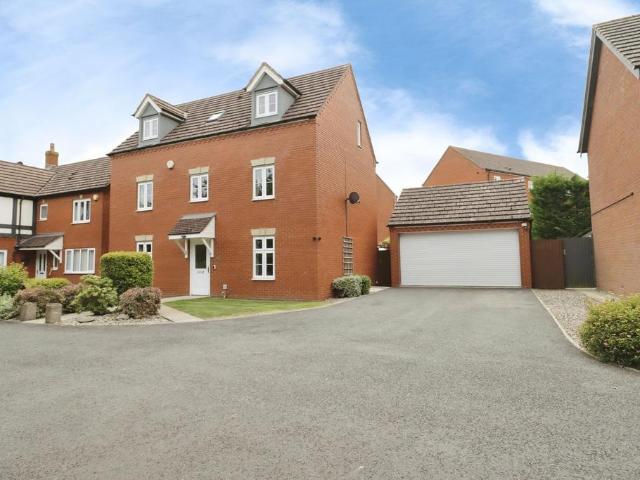 4 bedroom detached house for sale