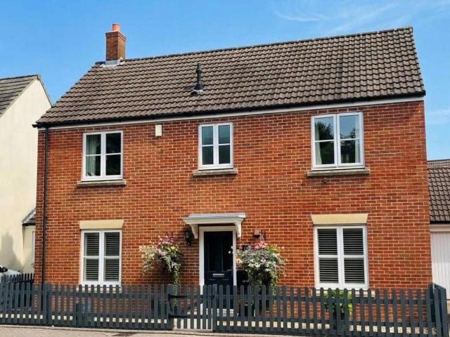 4 bedroom detached house for sale
