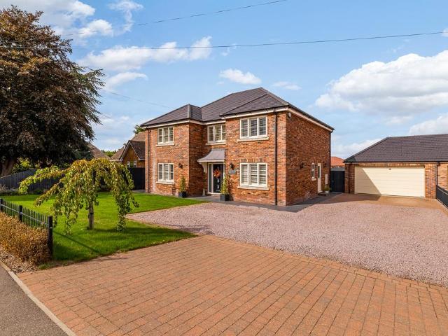 4 bedroom detached house for sale