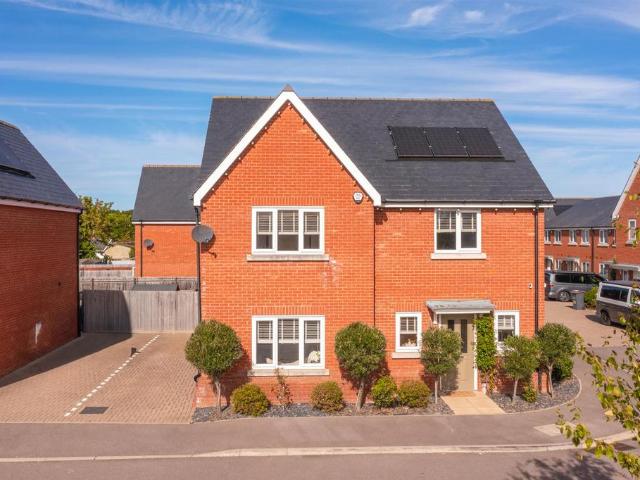4 bedroom detached house for sale