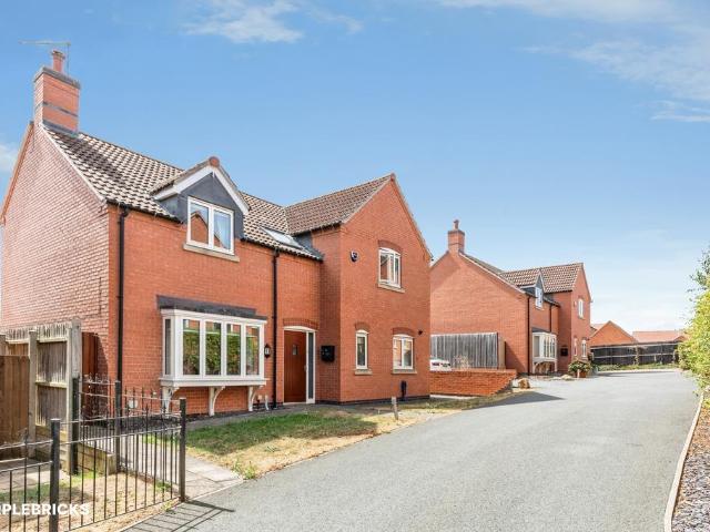 4 bedroom detached house for sale