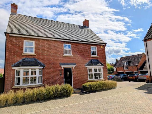 4 bedroom detached house for sale