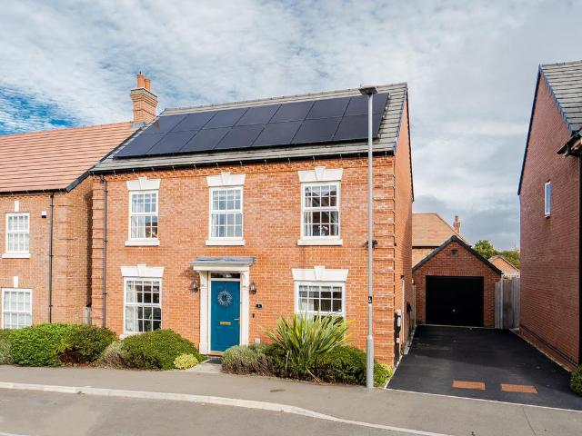 4 bedroom detached house for sale