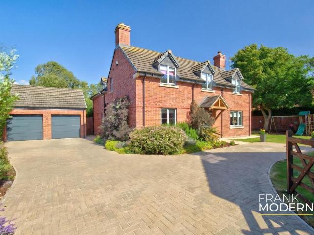 4 bedroom detached house for sale